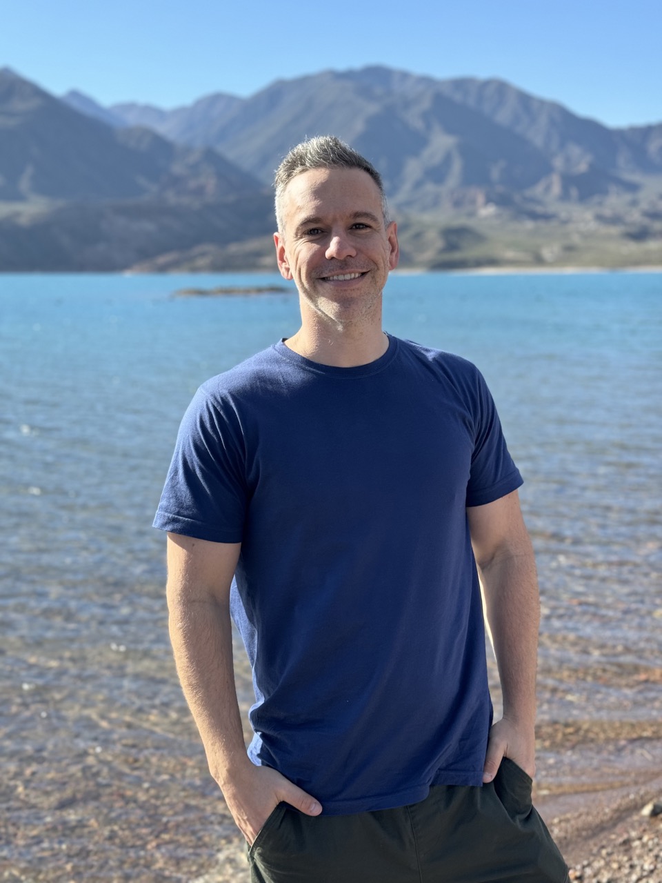 Dani Presman junto a un lago y montañas